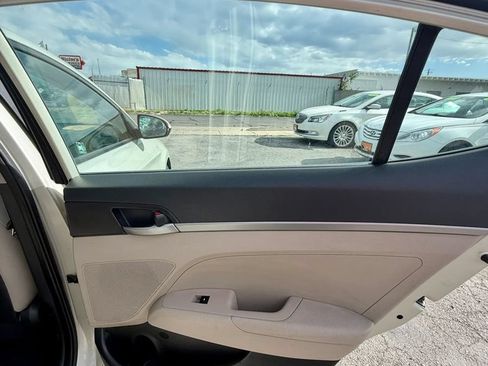 Used 2017 Hyundai Elantra SE FWD image 19