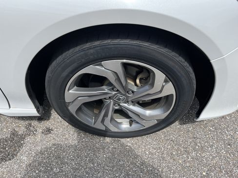 Used 2018 Honda Accord EX image 9