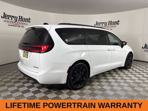 Used 2025 Chrysler Pacifica Limited image 5