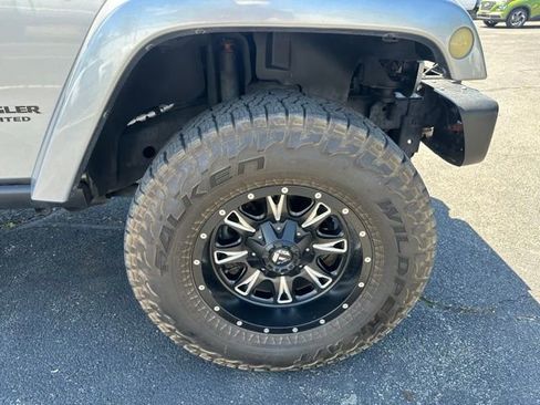 Used 2017 Jeep Wrangler Unlimited Rubicon w/ Connectivity Group AWD/4WD image 9