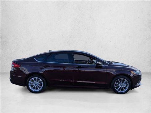 Used 2017 Ford Fusion SE w/ Fusion SE Technology Package image 4