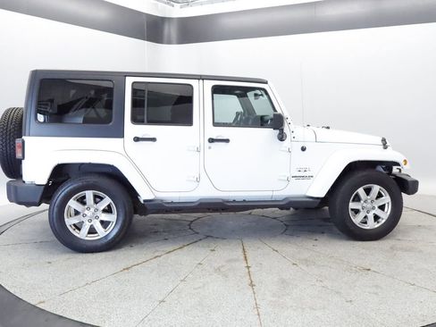 Used 2017 Jeep Wrangler Unlimited Sahara w/ Connectivity Group AWD/4WD image 8