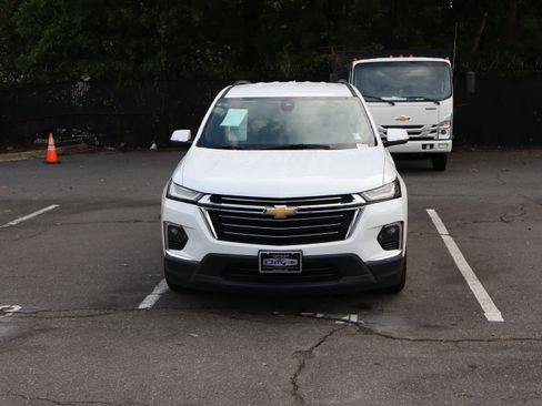 Used 2023 Chevrolet Traverse LT AWD/4WD image 3