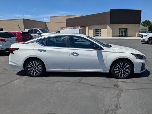 Used 2025 Nissan Altima 2.5 SV FWD image 2