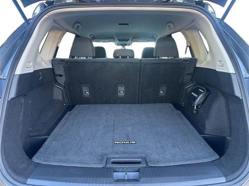 Used 2022 Nissan Rogue SV image 2