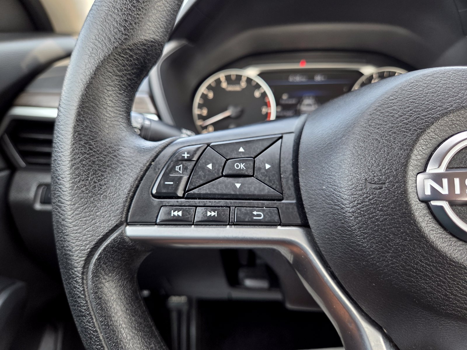 Used 2025 Nissan Altima 2.5 SV FWD image 42