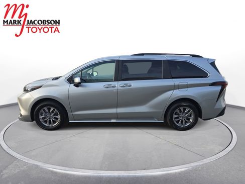 Used 2025 Toyota Sienna XLE image 14