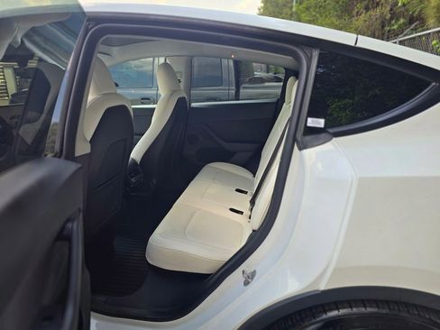 Used 2022 Tesla Model Y Performance AWD/4WD image 16
