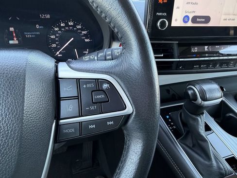 Used 2025 Toyota Sienna XLE FWD image 22