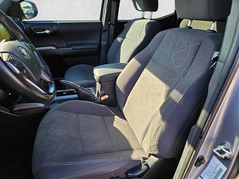 Used 2016 Toyota Tacoma TRD Sport image 16