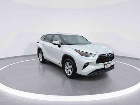Certified 2023 Toyota Highlander LE image 2