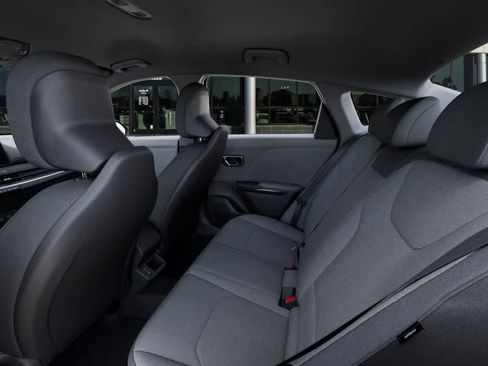 New 2025 Kia K4 LXS image 18