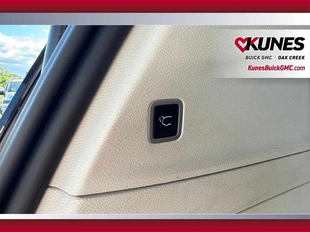 Used 2023 Chrysler Pacifica Touring-L FWD image 10