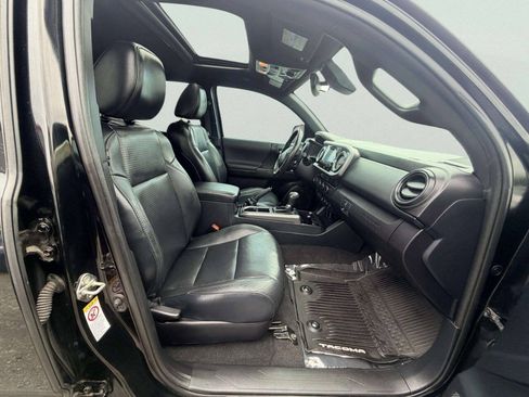 Used 2019 Toyota Tacoma TRD Off-Road AWD/4WD image 30