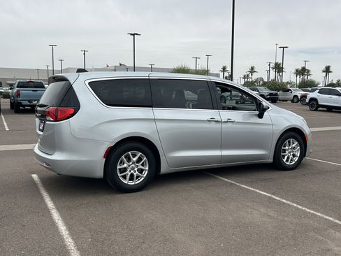 Used 2023 Chrysler Voyager LX FWD image 5
