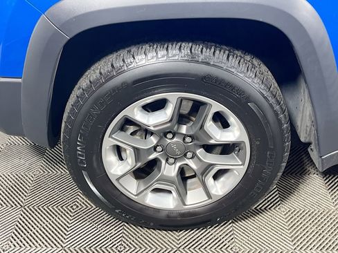 Used 2019 Jeep Cherokee Trailhawk image 27