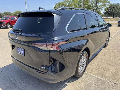 Used 2025 Toyota Sienna XLE FWD image 7