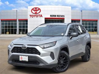 Used 2020 Toyota RAV4 LE video 1