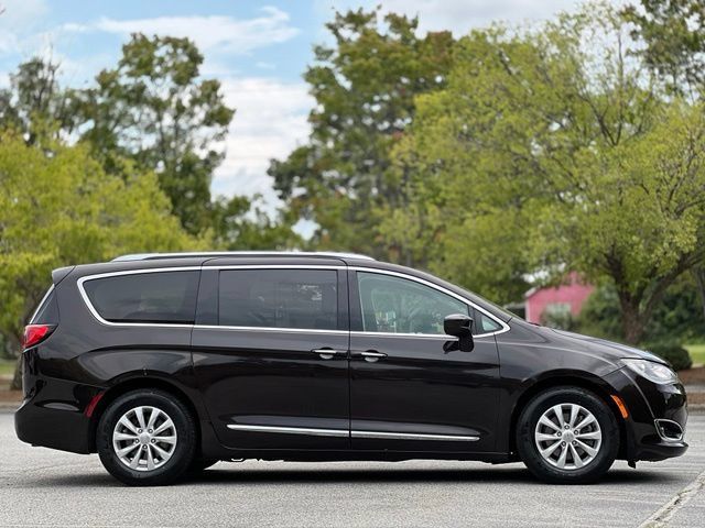 Used 2018 Chrysler Pacifica Touring-L FWD image 4