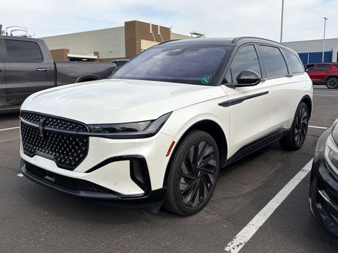 Used 2025 Lincoln Nautilus Reserve image 5