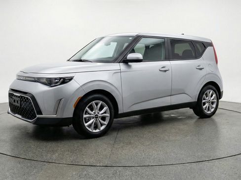 Used 2025 Kia Soul LX w/ LX Technology Package FWD image 3
