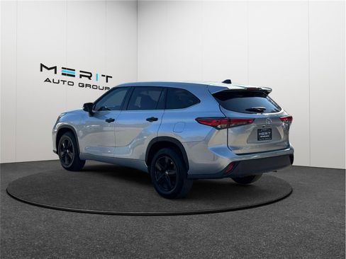 Used 2022 Toyota Highlander LE image 7