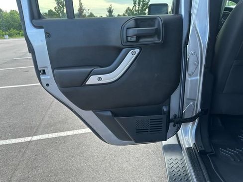 Used 2016 Jeep Wrangler Unlimited Sahara AWD/4WD image 15