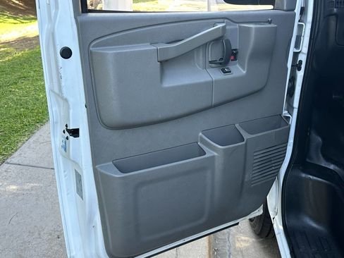 Used 2017 Chevrolet Express 2500 RWD image 38