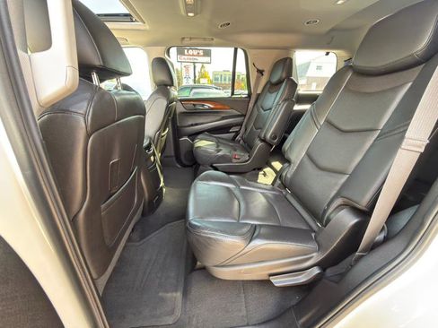 Used 2015 Cadillac Escalade Luxury image 10