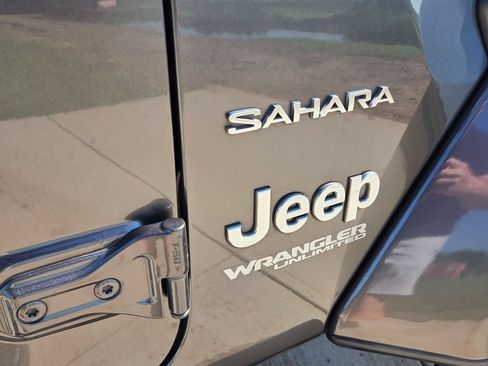 Used 2019 Jeep Wrangler Unlimited Sahara AWD/4WD image 15