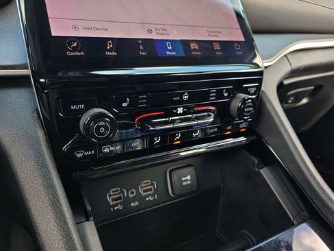 Used 2023 Jeep Grand Cherokee L Limited w/ Black Appearance Package image 27