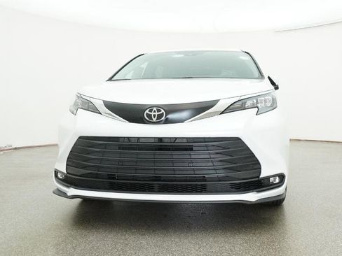 New 2026 Toyota Sienna XLE image 16