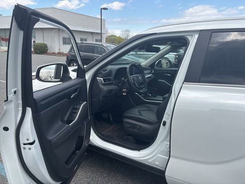 Used 2024 Toyota Highlander XLE image 6