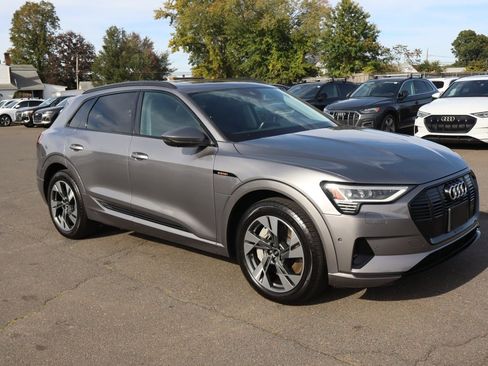 Used 2021 Audi e-tron Premium w/ Convenience Plus Package image 3
