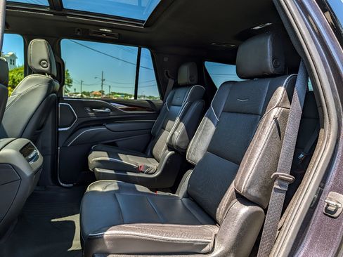 Used 2023 Cadillac Escalade Premium Luxury AWD/4WD image 17