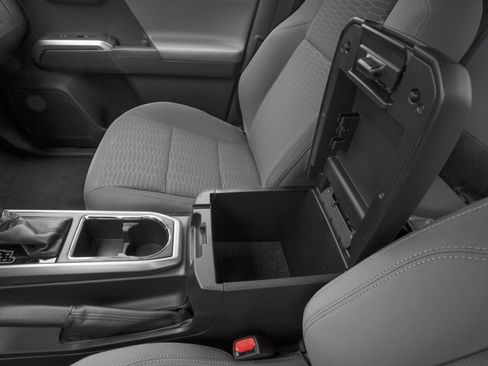 Used 2018 Toyota Tacoma SR5 AWD/4WD image 9