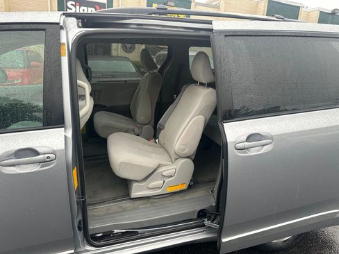 Used 2013 Toyota Sienna LE FWD image 15