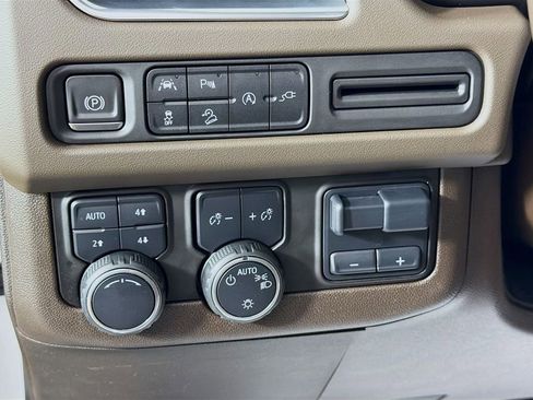 Used 2021 Chevrolet Tahoe Z71 w/ Z71 Signature Package AWD/4WD image 11