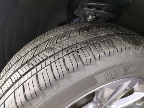 Used 2025 Ford Explorer Active w/ Active Comfort Package image 31