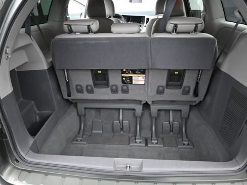 Used 2020 Toyota Sienna L image 15