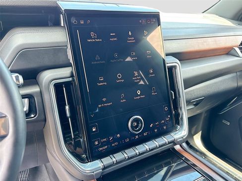 Used 2025 GMC Yukon Denali RWD image 15