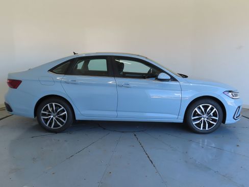 New 2026 Volkswagen Jetta SE image 2