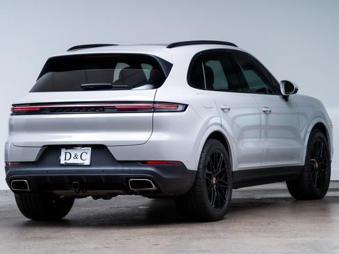 Used 2024 Porsche Cayenne AWD/4WD image 6