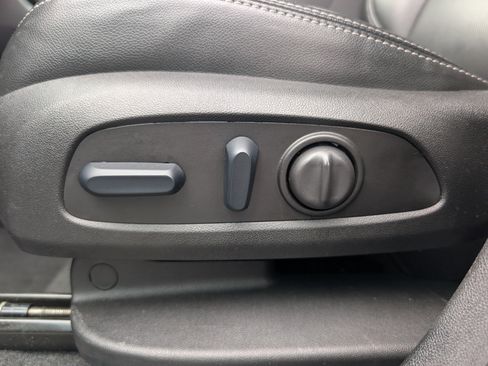 Used 2024 GMC Terrain SLT AWD/4WD image 16