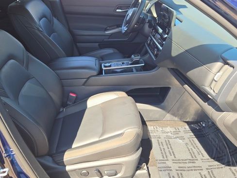 Used 2025 Nissan Pathfinder SL AWD/4WD image 5