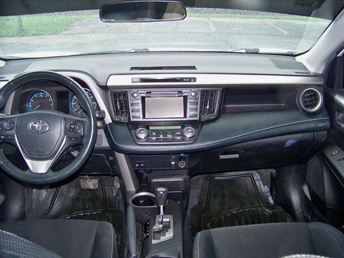 Used 2018 Toyota RAV4 XLE image 18