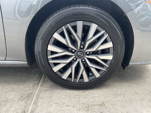 Used 2025 Nissan Altima 2.5 SV FWD image 41