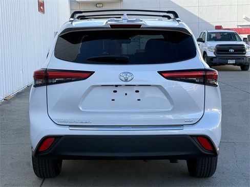 Used 2023 Toyota Highlander XLE image 5