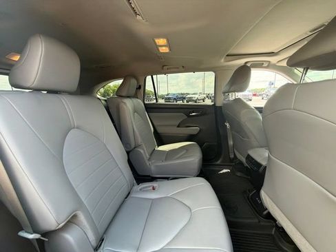 Used 2024 Toyota Highlander XLE AWD/4WD image 20