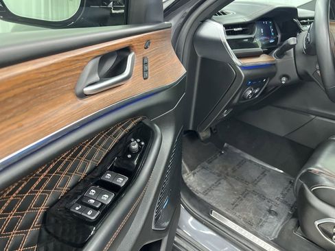 Used 2023 Jeep Grand Cherokee Summit w/ Luxury Tech Group V image 18